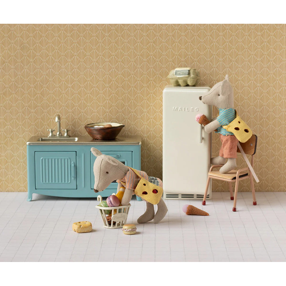 maileg-kitchen-mouse-blue-play-toy-mail-11610001