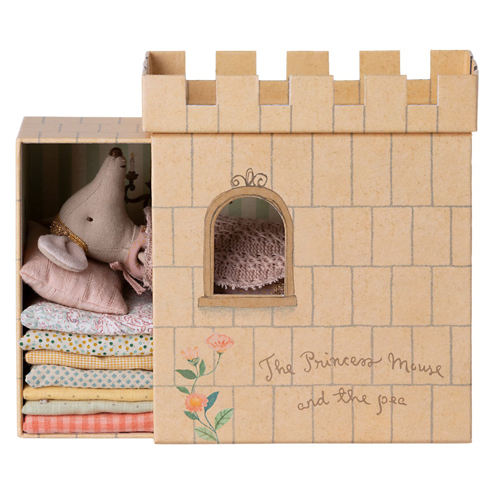 maileg-princess-and-the-pea-big-sister-mouse-mail-17320001
