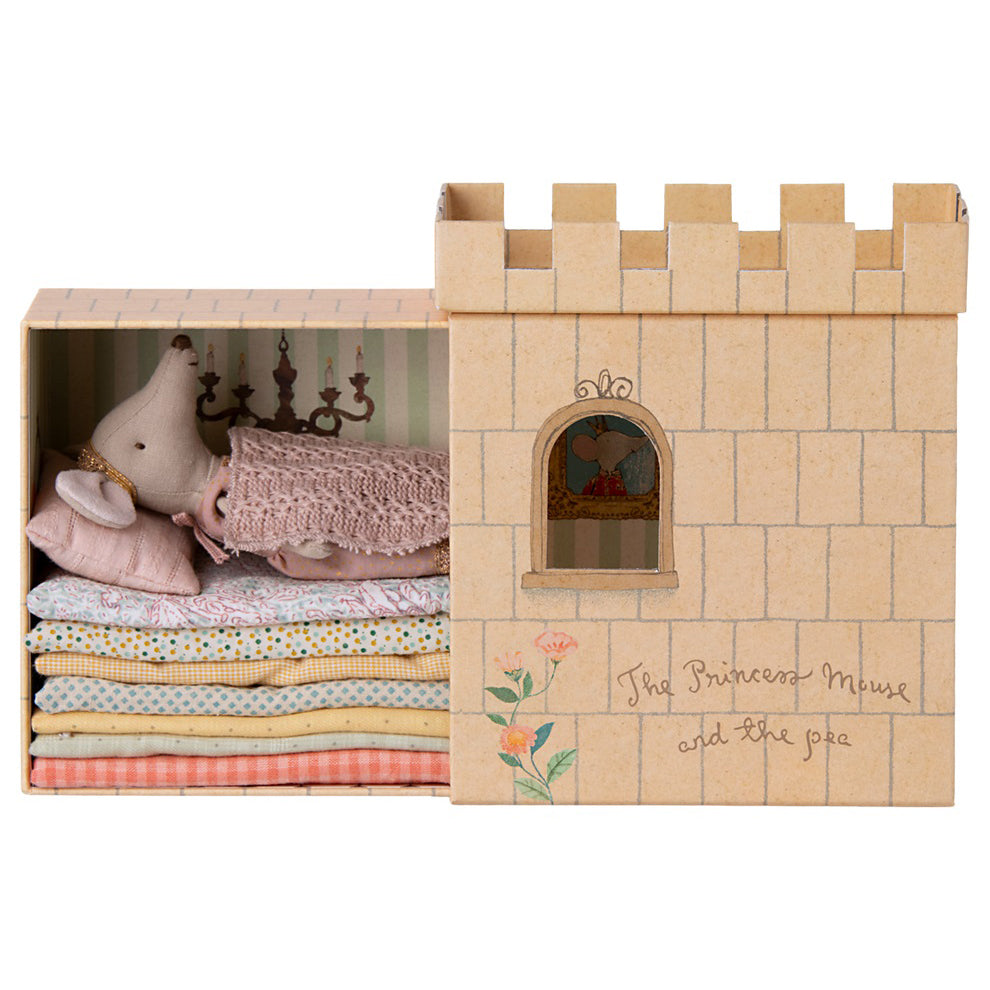 maileg-princess-and-the-pea-big-sister-mouse-mail-17320001