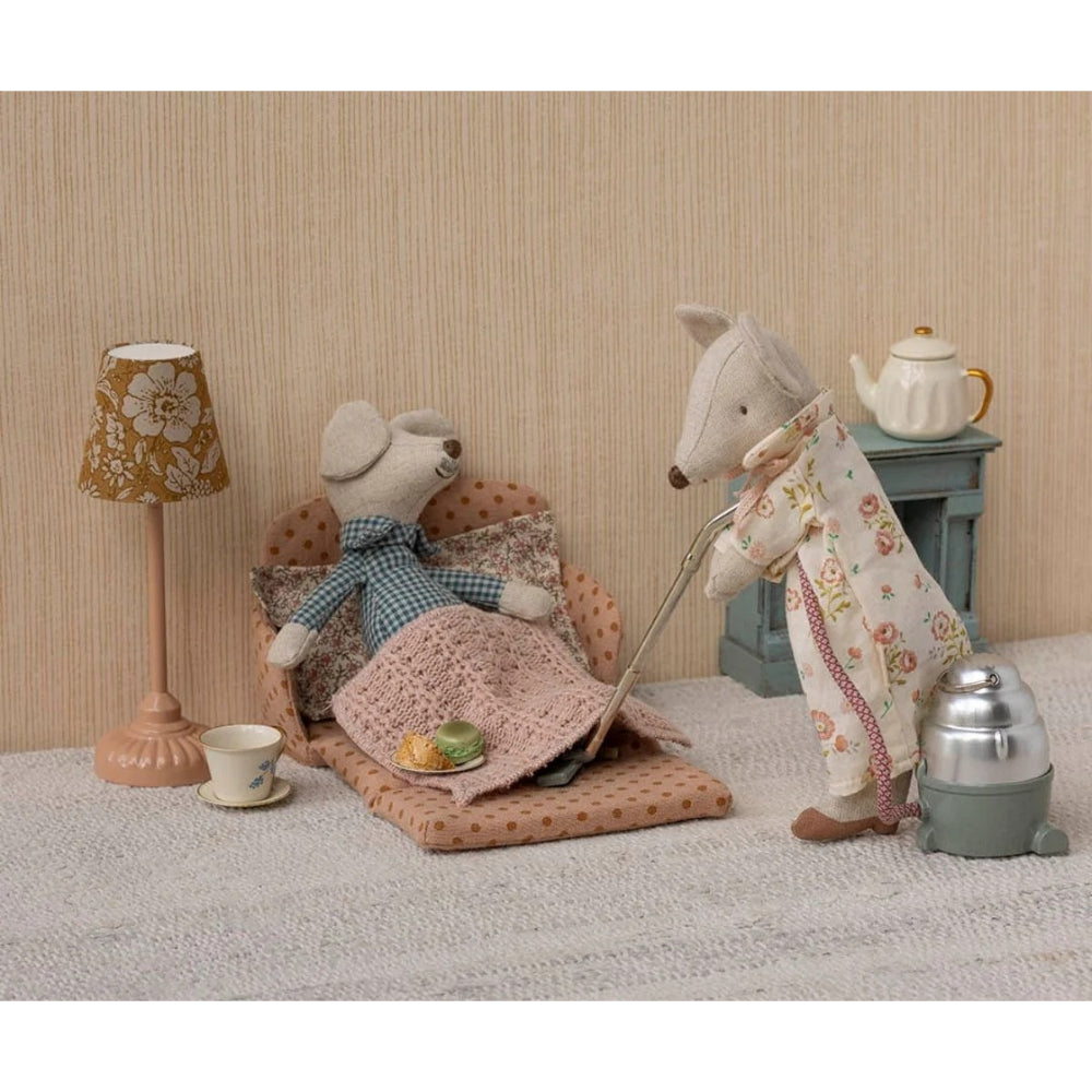 maileg-sofa-bed-mouse-dots-mail-11541001