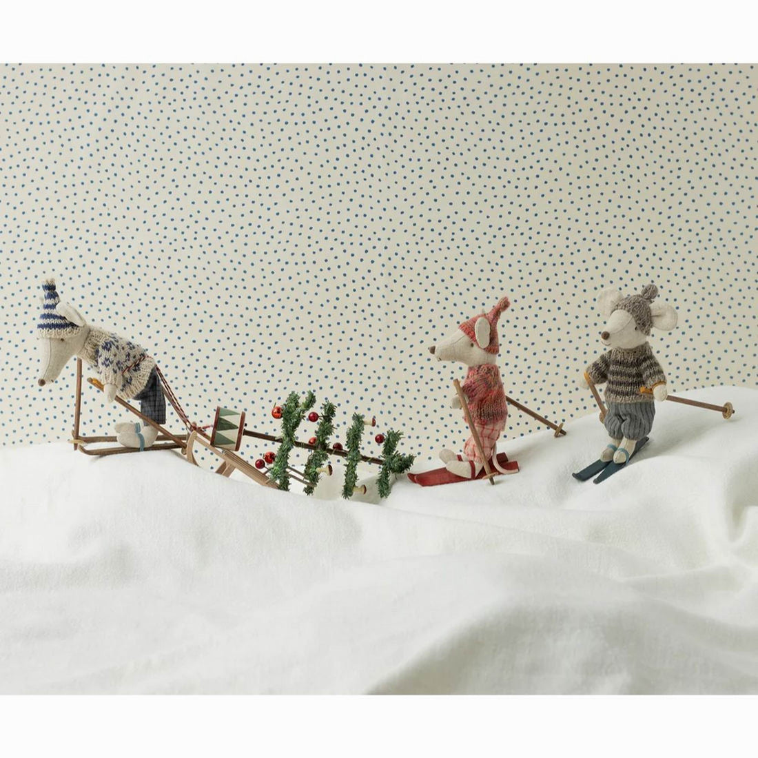 maileg-winter-mouse-with-ski-set-big-sister-rose-play-toy-mail-17421000-04