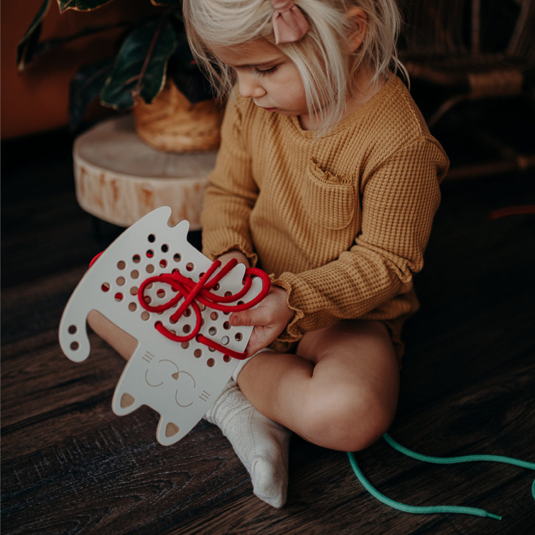 milin-sophia-the-cat-wooden-montessori-lacing-toy-miln-59000563