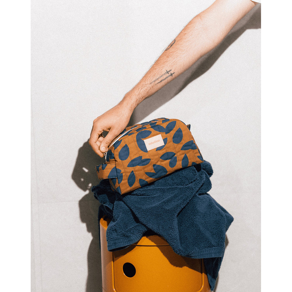 nobodinoz-hyde-park-waterproof-vanity-case-26x15x10cm-blue-leaves