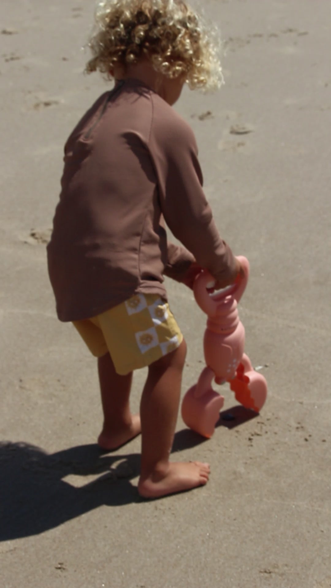 sunnylife-sand-water-toys-00004.mov__PID:dcb508bb-eb85-476e-ae0f-dc5c49a0474b