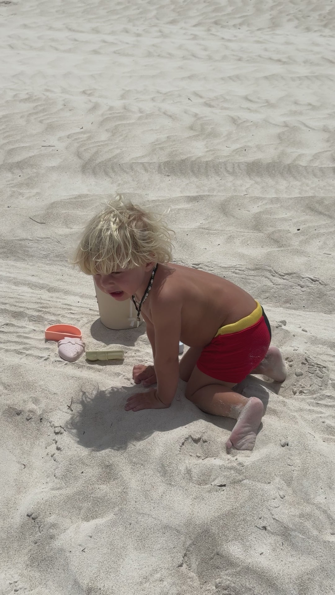 sunnylife-sand-water-toys-00005.mov__PID:95dcb508-bbeb-4537-aeee-0fdc5c49a047