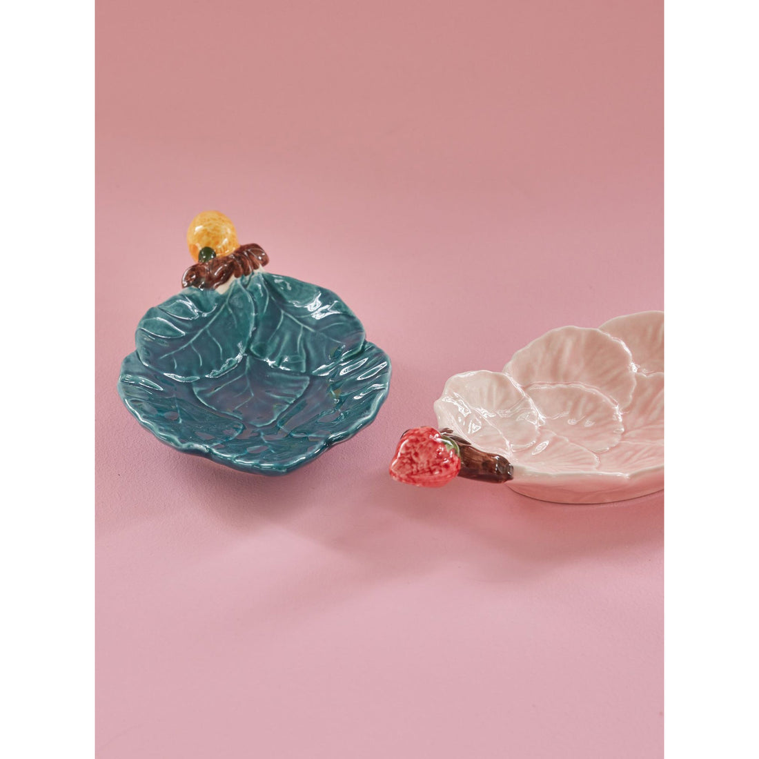 rice-dk-ceramic-leaf-with-strawberry-rice-cedbw-straw