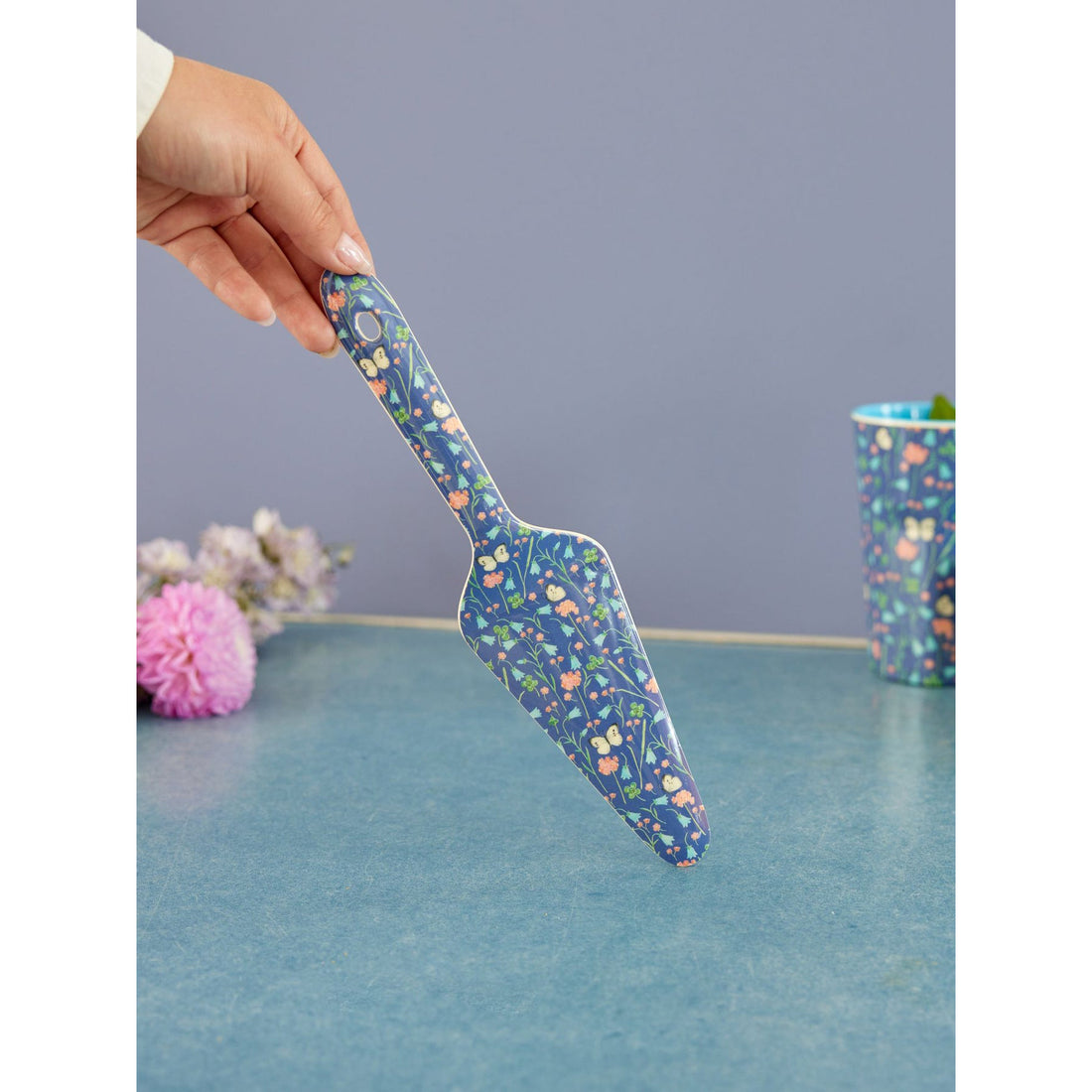 rice-dk-melamine-cake-server-navy-blue-butterfly-field-print-rice-mecas-ss24xcbufi