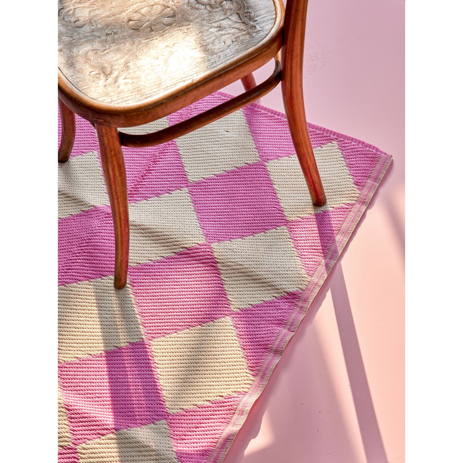 rice-dk-recycled-plastic-runner-with-soft-pink-harlequin-checkers-rice-flrun-i