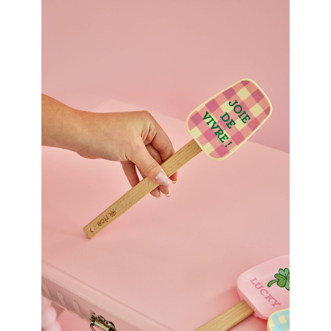 rice-dk-wood-scraper-pink-check-it-out-print-rice-kispa-ss24xccito