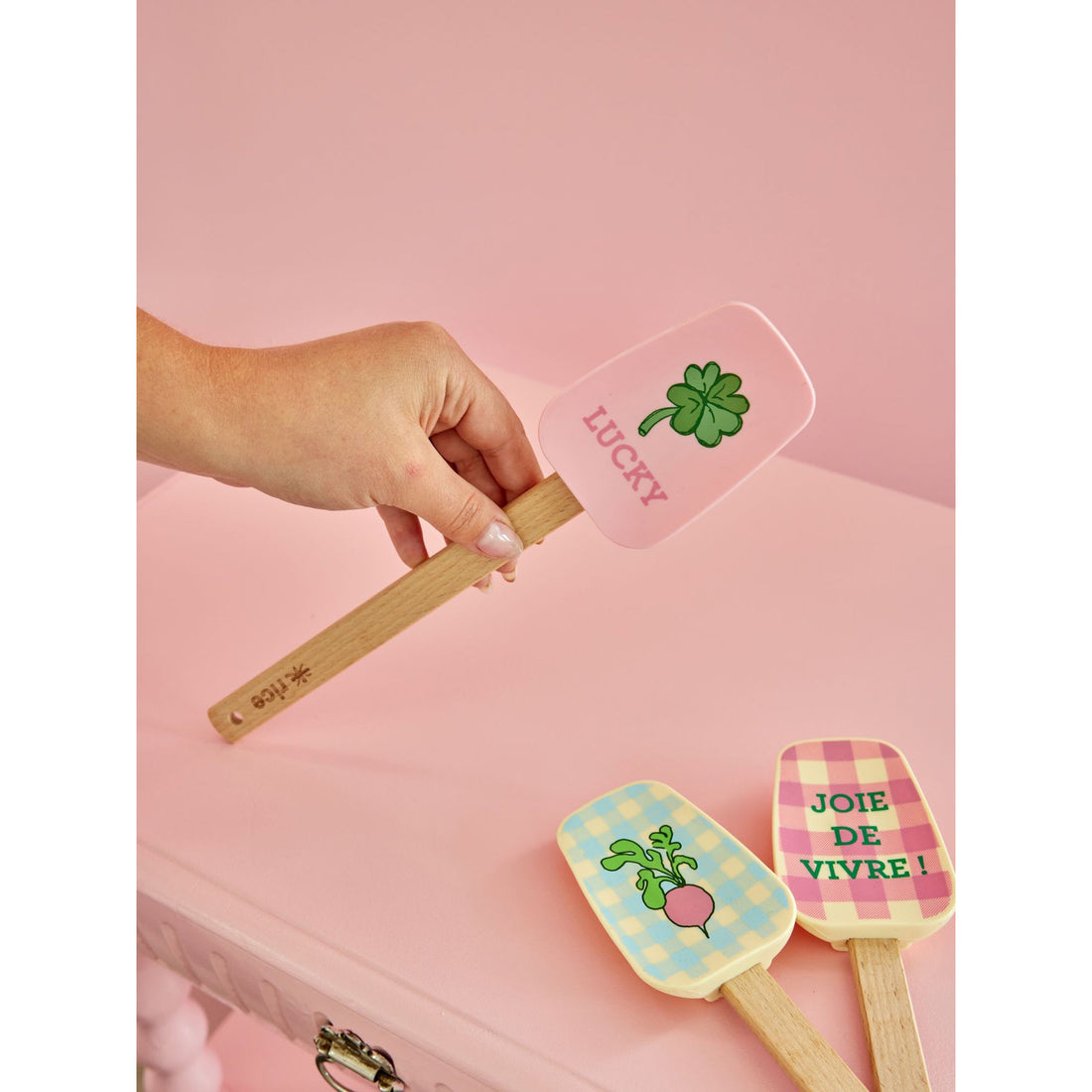 rice-dk-wood-scraper-soft-pink-good-luck-print-rice-kispa-ss24xcgolu