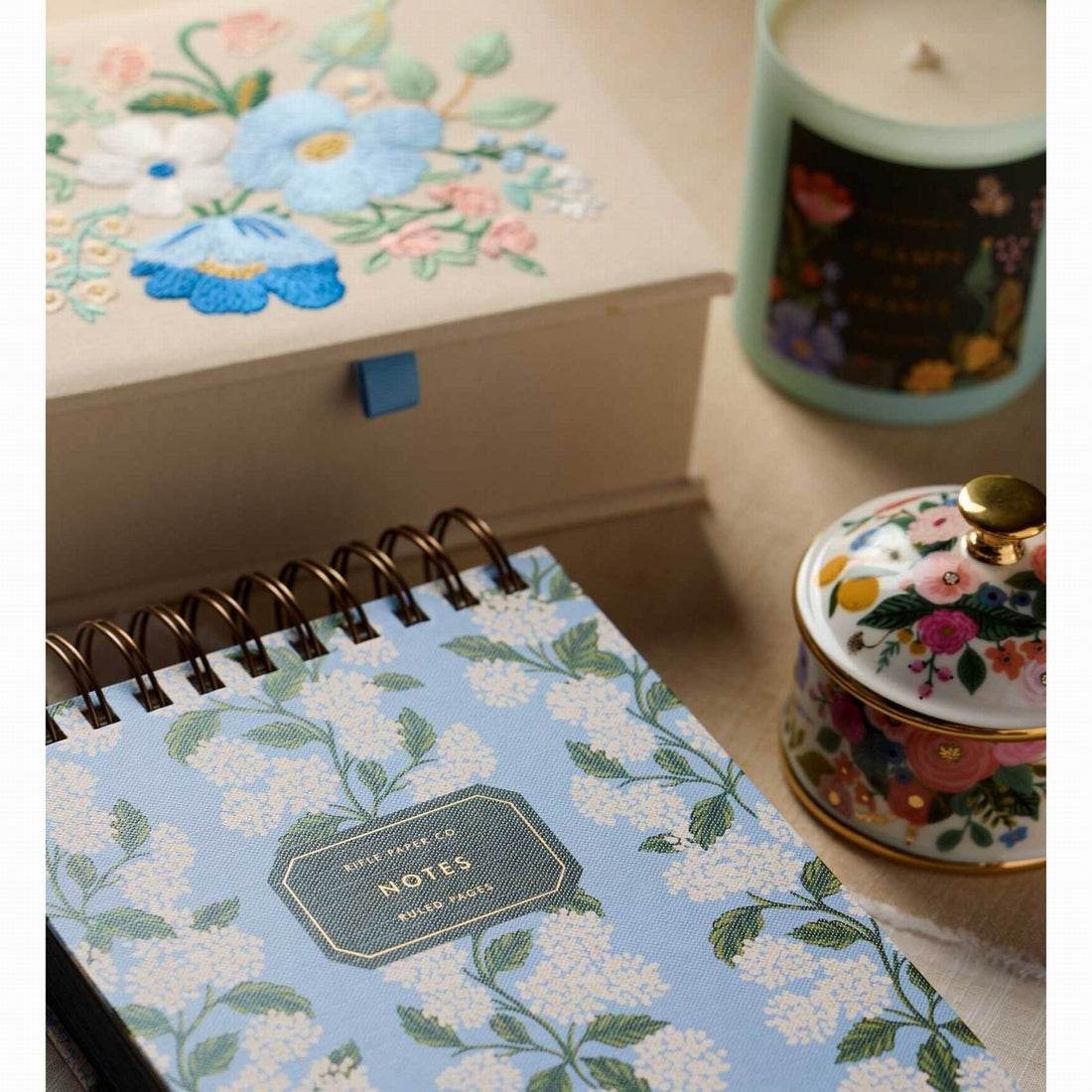 white-rifle-paper-co-garden-party-round-porcelain-box-home-decor-rifl-prb003-04