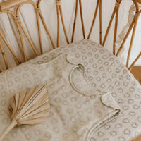 rose-in-april-fitted-sheet-print-dotted-heart-greige-baby-nursery-ria-art000001204-03