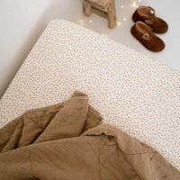 rose-in-april-fitted-sheet-print-mini-heart-cru-mustard-baby-nursery-ria-art000000775-02