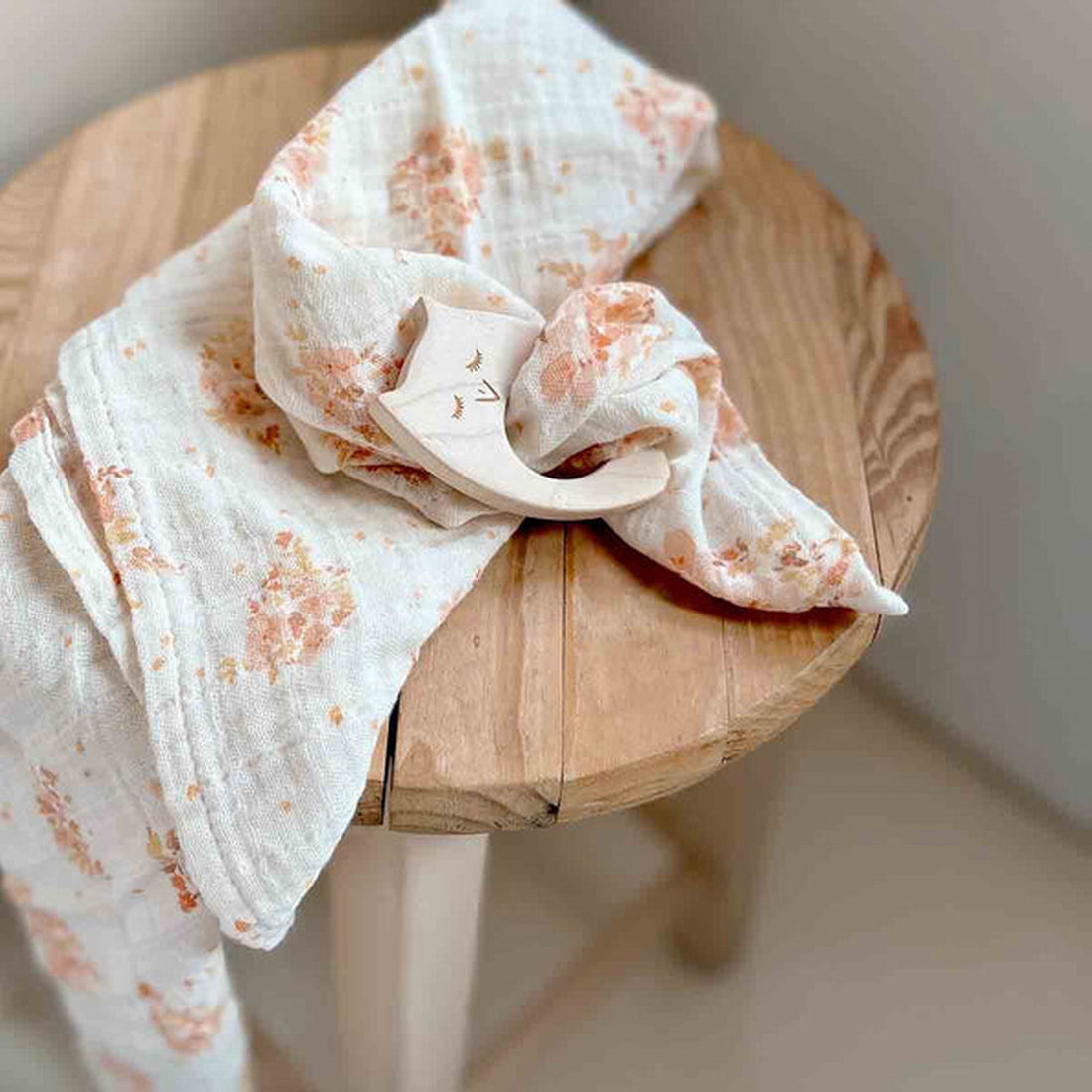 rose-in-april-swaddle-print-bouquet-baby-nursery-clothing-wear-fashion-accessories-ria-art000001135-03