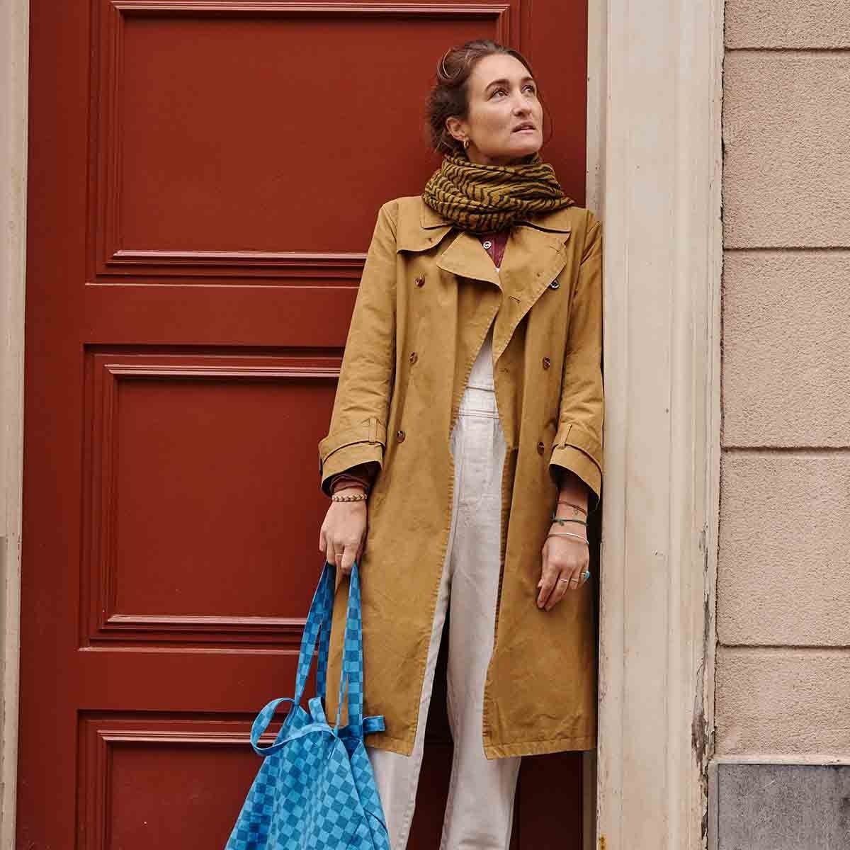 rose-in-april-tote-bag-elisa-checkerboard-greek-blue-navy-blue-ria-art000001383