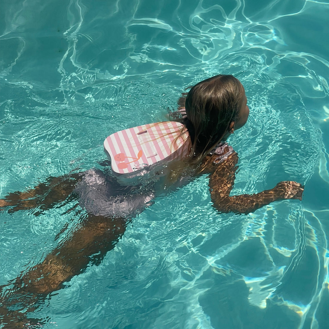 sunnylife-bubble-back-float-cotton-candy-cherry-sunl-s51bbfpk