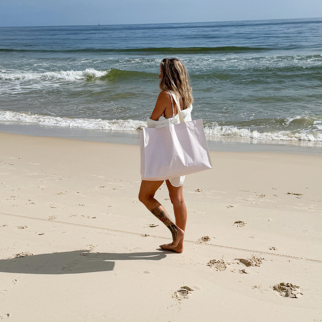 sunnylife-carryall-beach-bag-lazy-days-pink-stripe-sunl-s51carpk