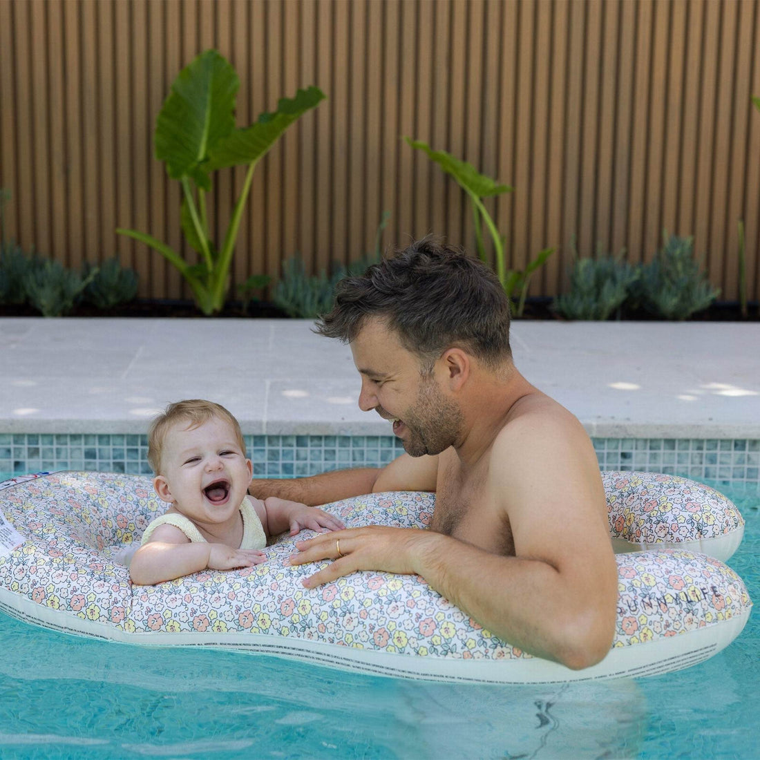 sunnylife-float-together-baby-seat-eu-into-the-garden-ditsy-floral-play-toy-sunl-s61ftfeu-08