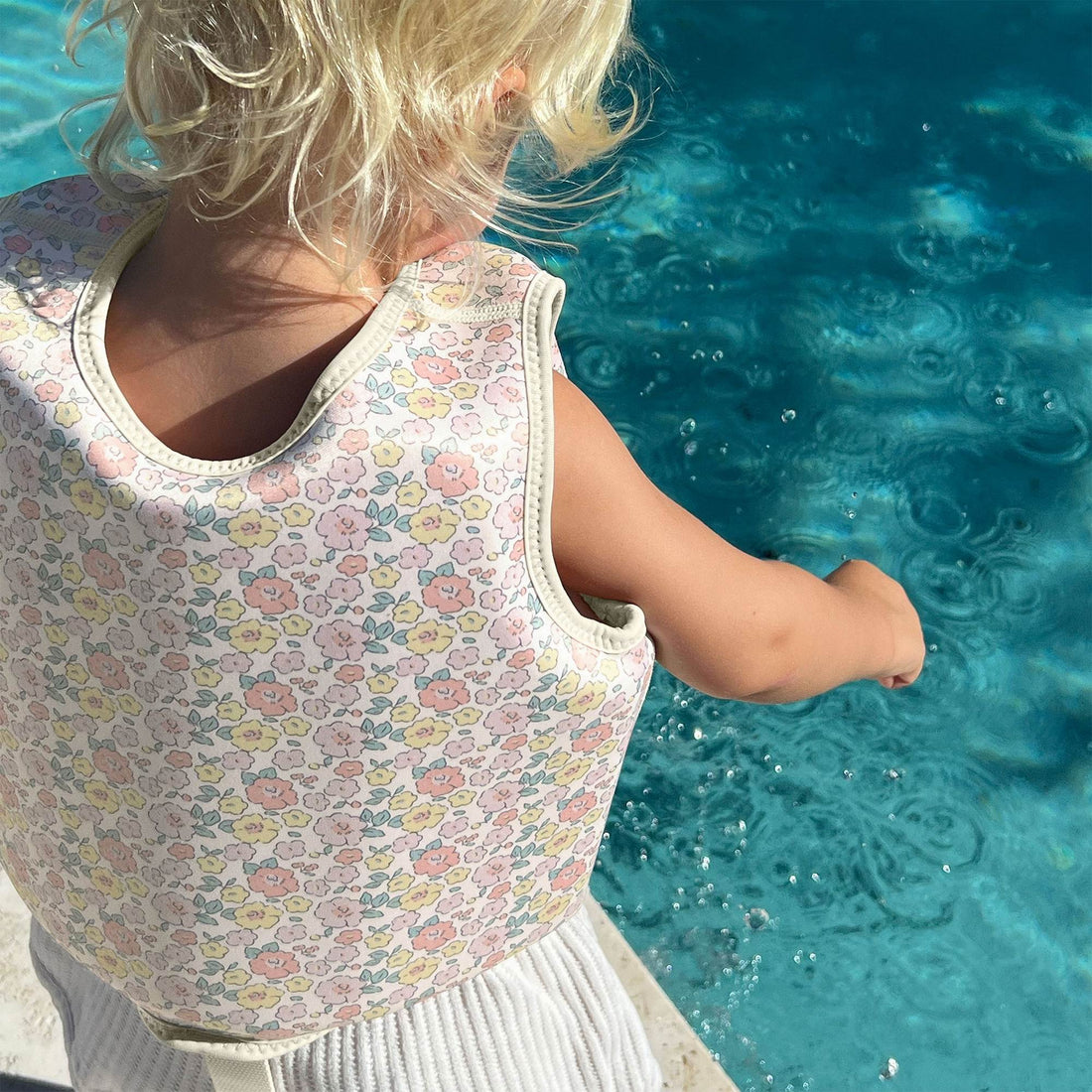sunnylife-float-vest-1-2-into-the-garden-ditsy-floral-1-2y-play-toy-sunl-s61fvgdf-06