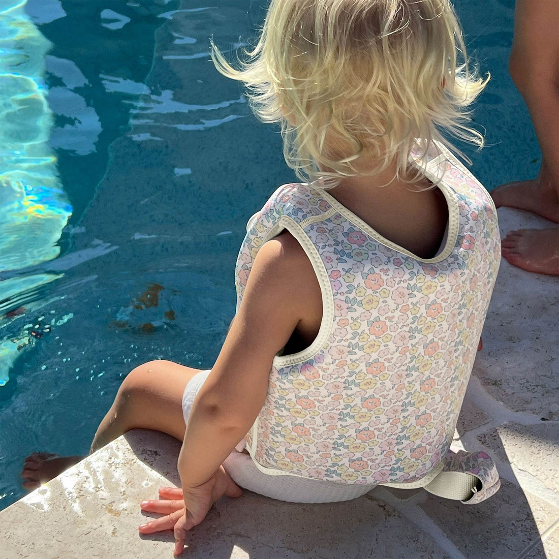 sunnylife-float-vest-1-2-into-the-garden-ditsy-floral-1-2y-play-toy-sunl-s61fvgdf-07