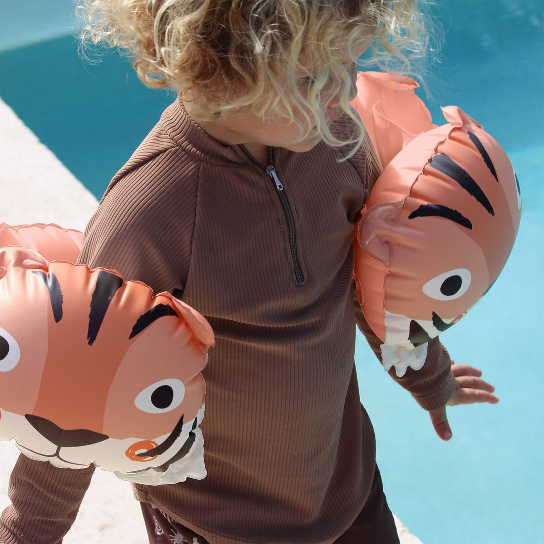 sunnylife-inflatable-arm-band-tino-the-tiger-clay-play-toy-sunl-s61iabtc-06