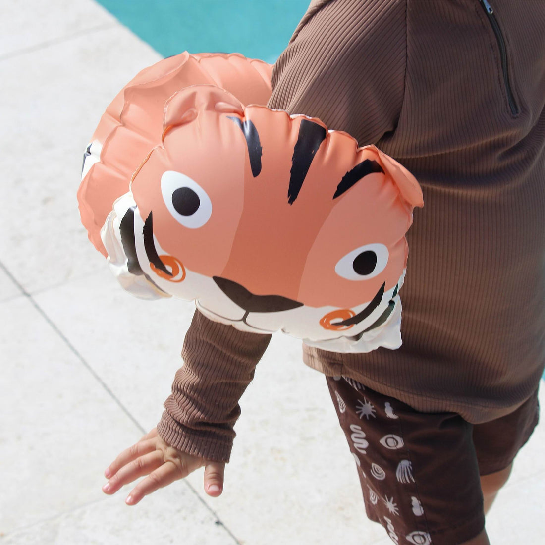 sunnylife-inflatable-arm-band-tino-the-tiger-clay-play-toy-sunl-s61iabtc-07