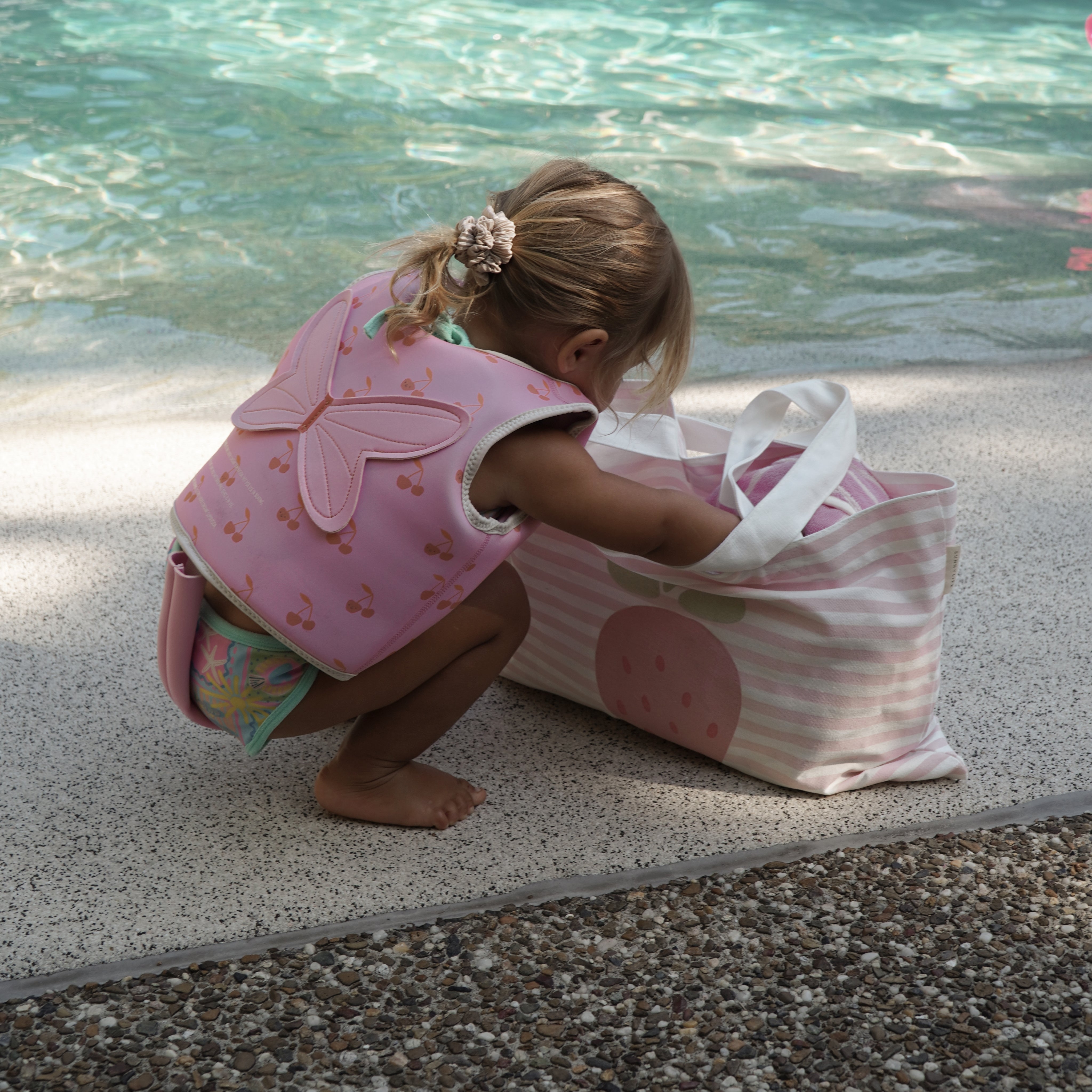 sunnylife-kids-canvas-beach-bag-strawberry-sunshine-pink-stripe-sunl-s51kcbpk
