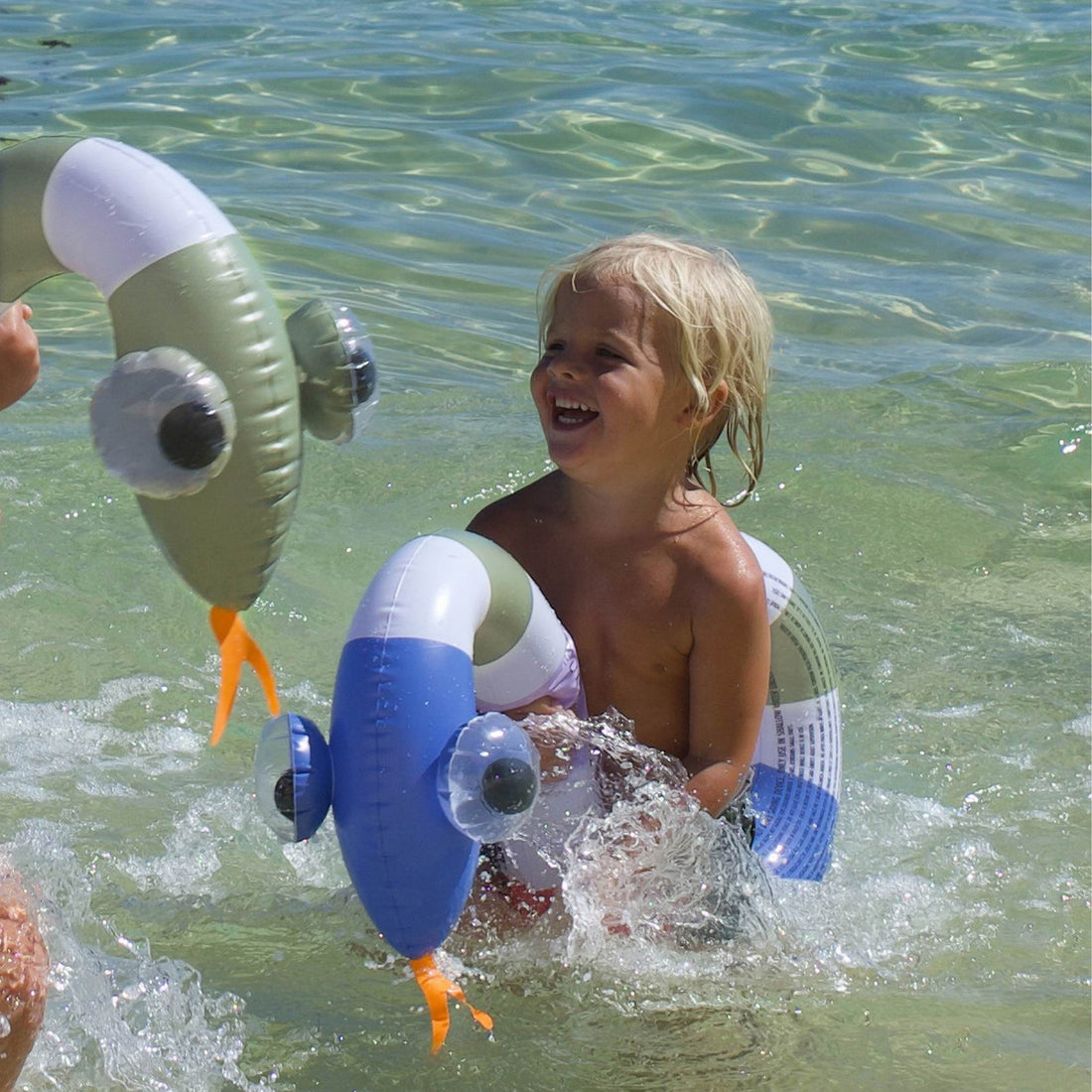 sunnylife-kids-inflatable-noodle-into-the-wild-multi-set-of-2-play-toy-sunl-s51knsnk-04