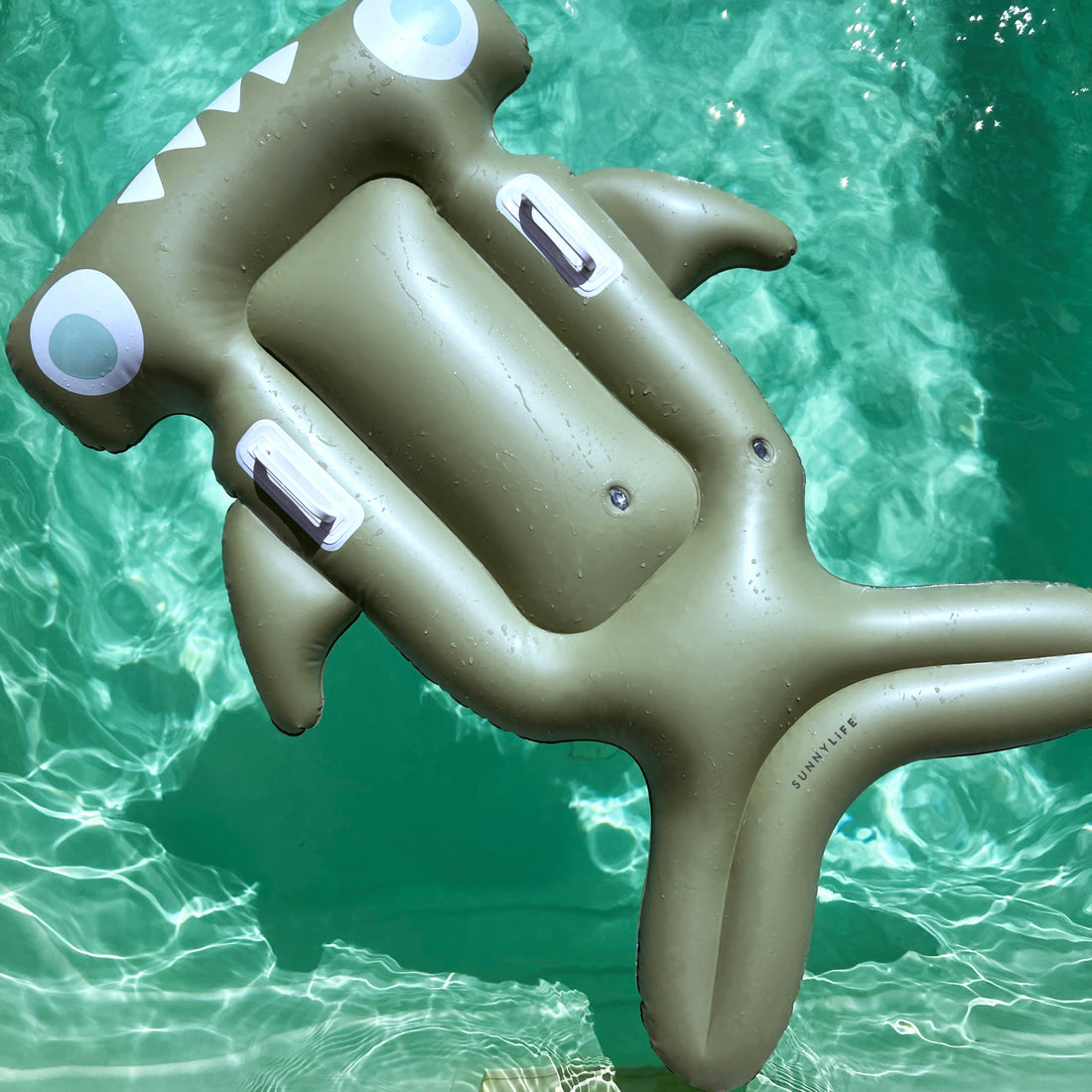 sunnylife-kids-lie-on-float-salty-the-shark-khaki-sunl-s51klogr