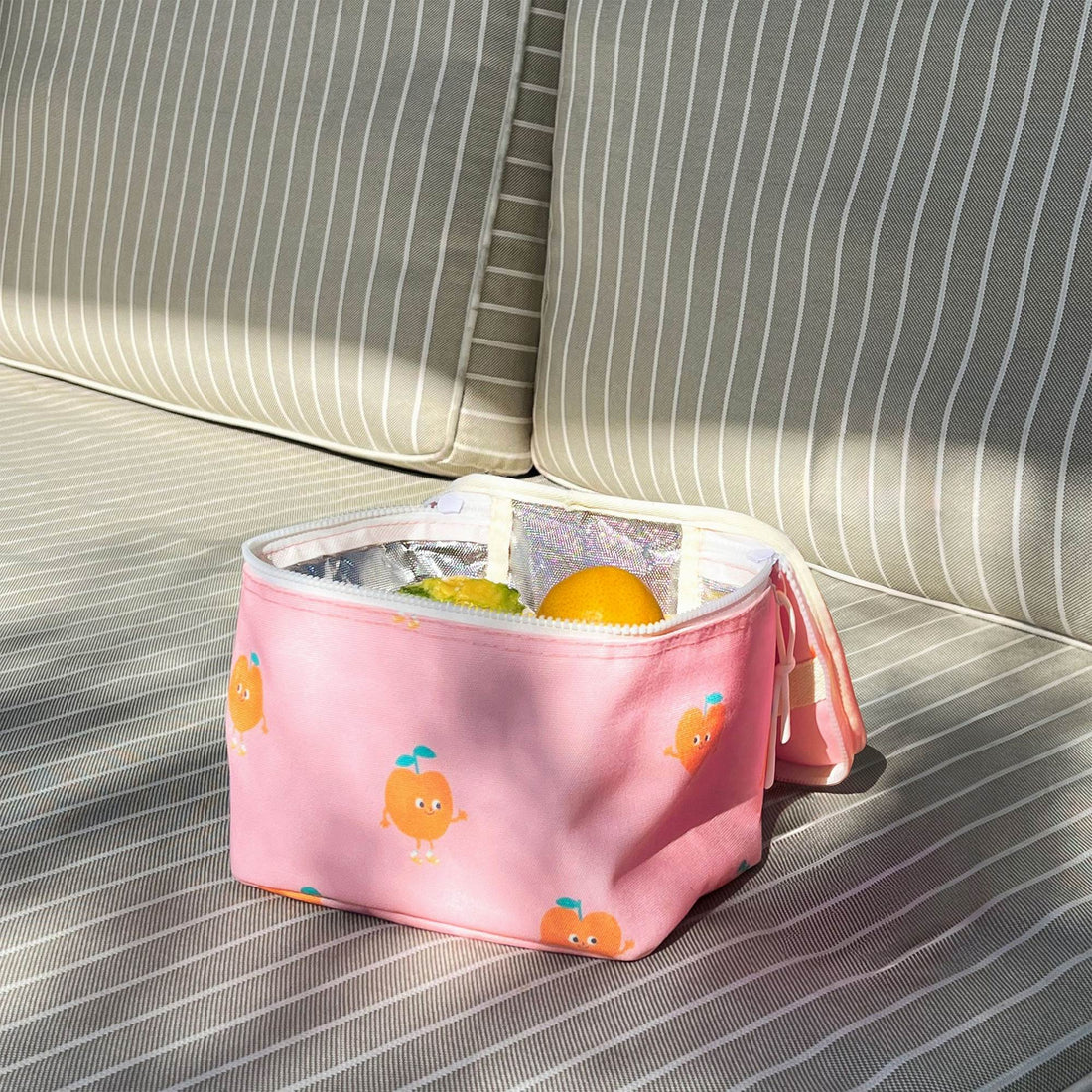 sunnylife-kids-lunch-bag-poppy-the-peach-pink-kitchen-sunl-s61klbpp-06