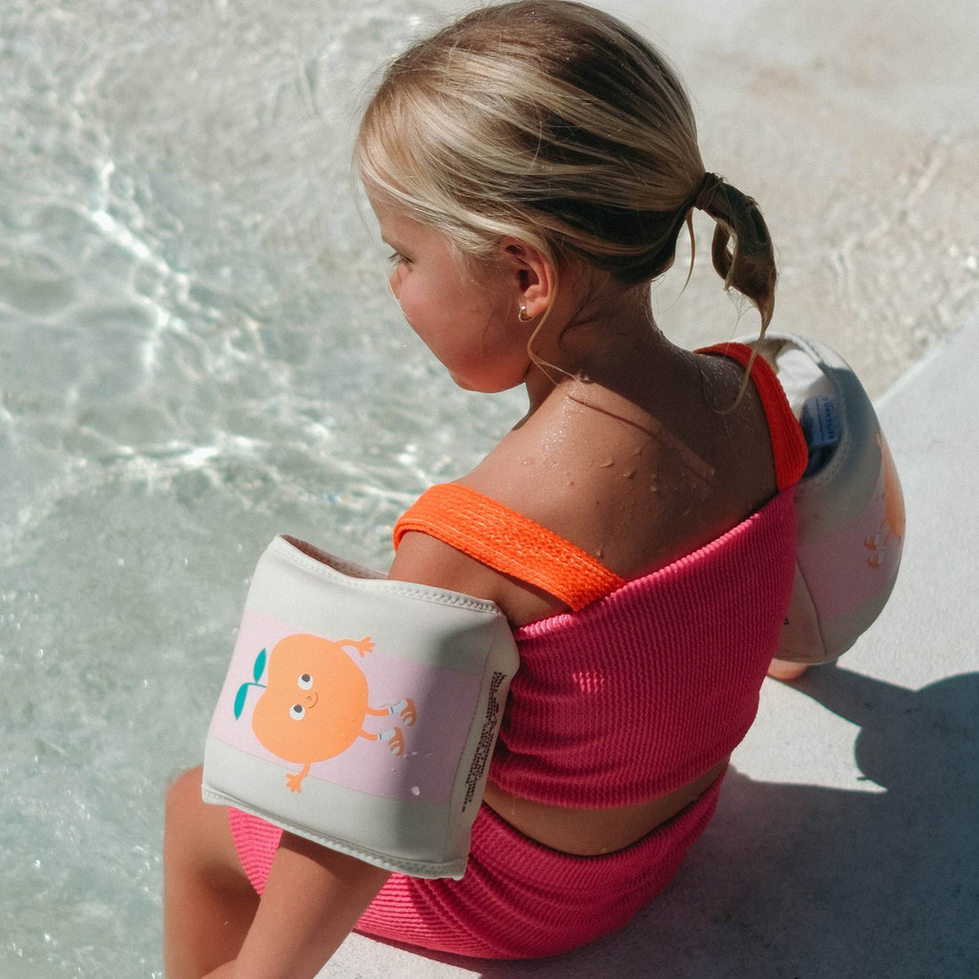sunnylife-kids-neoprene-arm-bands-poppy-the-peach-pink-stripe-play-toy-sunl-s61knabp-08