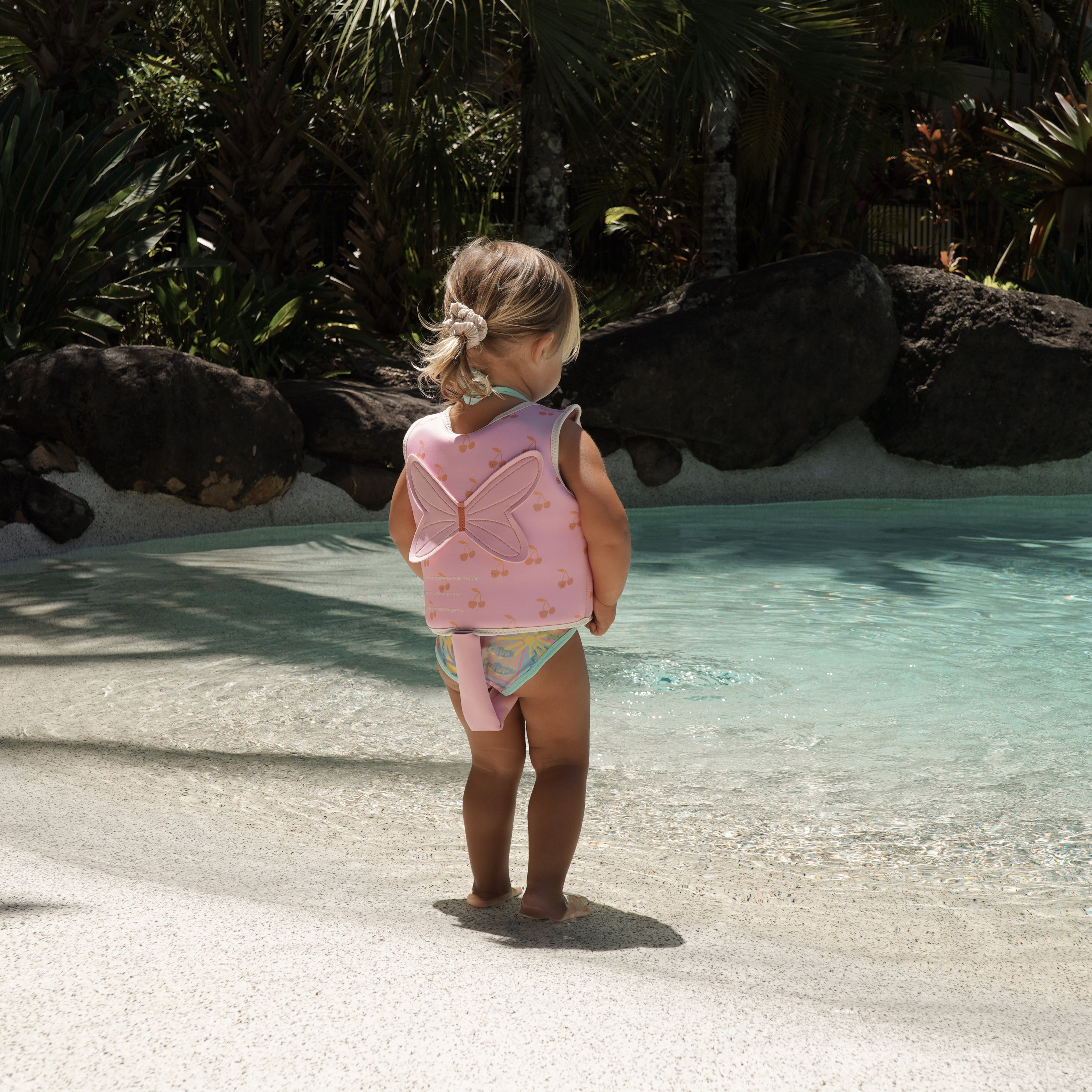 sunnylife-kids-swim-vest-cotton-candy-cherry-sunl-s51vvpk1