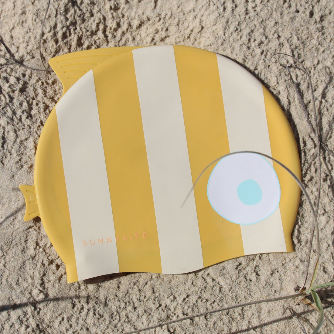sunnylife-kids-swimming-cap-finn-the-fish-mustard-stripe-sunl-s51scmst