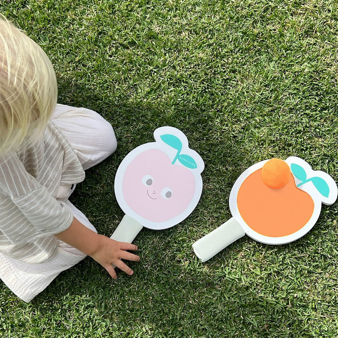 sunnylife-kids-velcro-beach-bats-poppy-the-peach-multi-play-toy-sunl-s61kvbpp-07