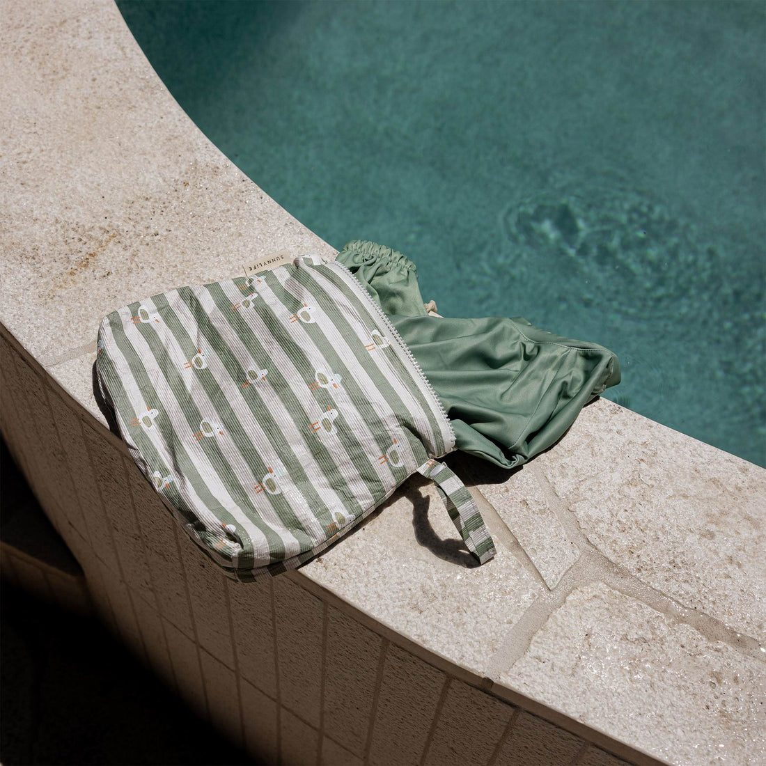 sunnylife-kids-wet-bag-sammy-the-seagull-green-stripe-clothing-wear-fashion-accessories-sunl-s61kwbsg-07