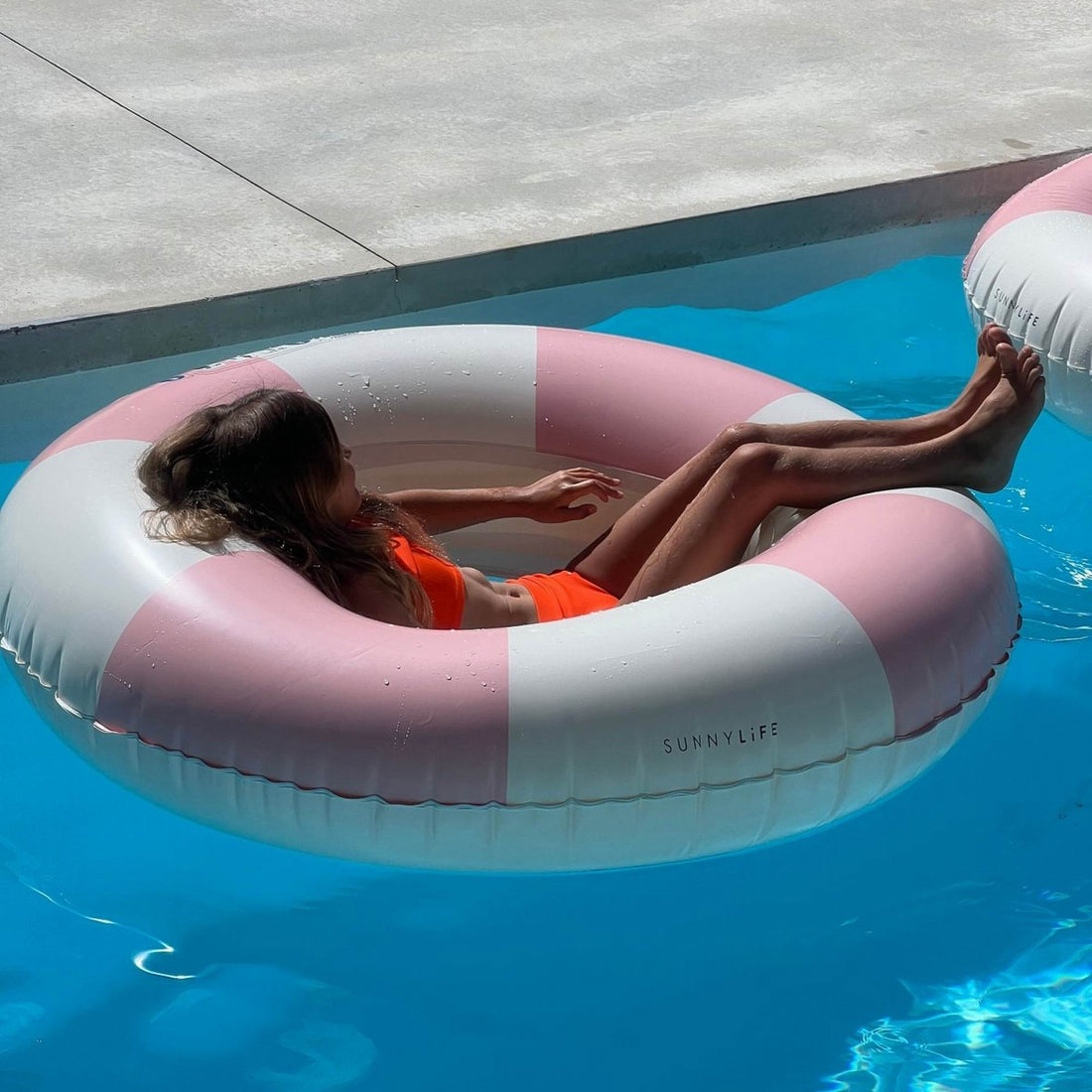 sunnylife-luxe-tube-pool-ring-stole-my-heart-pink-stripe-play-toy-sunl-s51hprgl-11