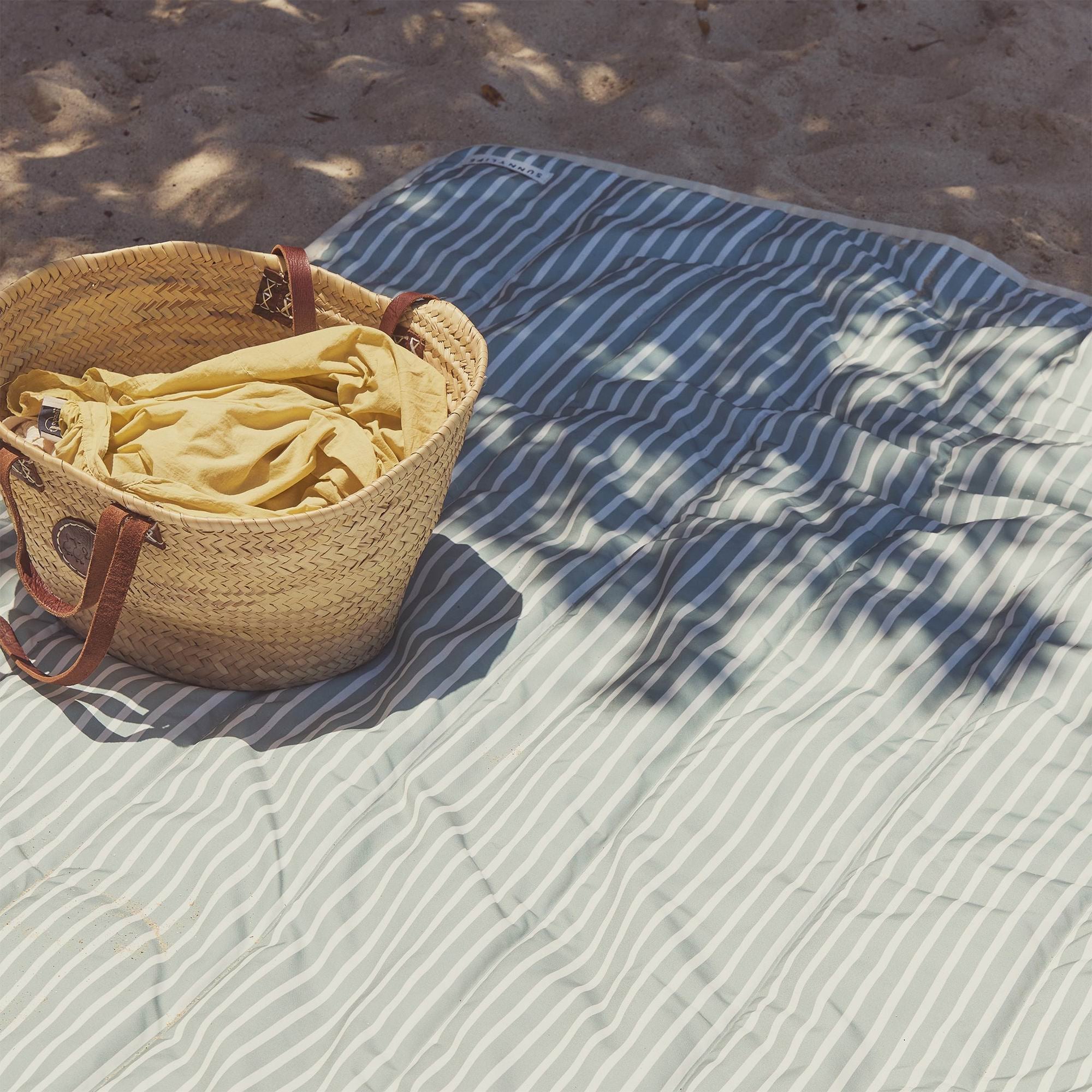 sunnylife-picnic-mat-seagrass-stripe-play-toy-home-decor-sunl-s61bbsea-09
