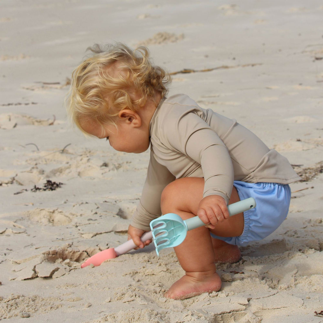 sunnylife-sand-spade-rake-apple-sorbet-multi-play-toy-sunl-s61ssras-05