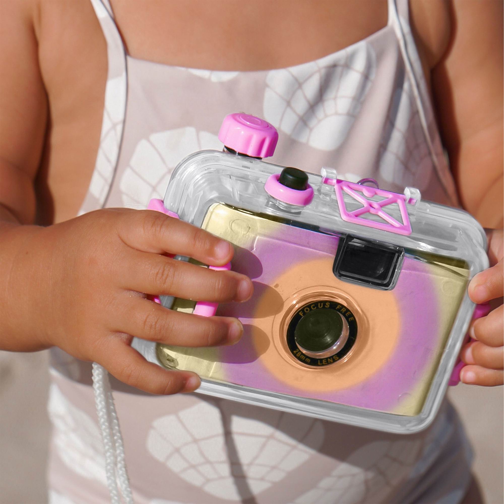 sunnylife-underwater-camera-pool-party-magenta-play-toy-sunl-s61ucppm-07