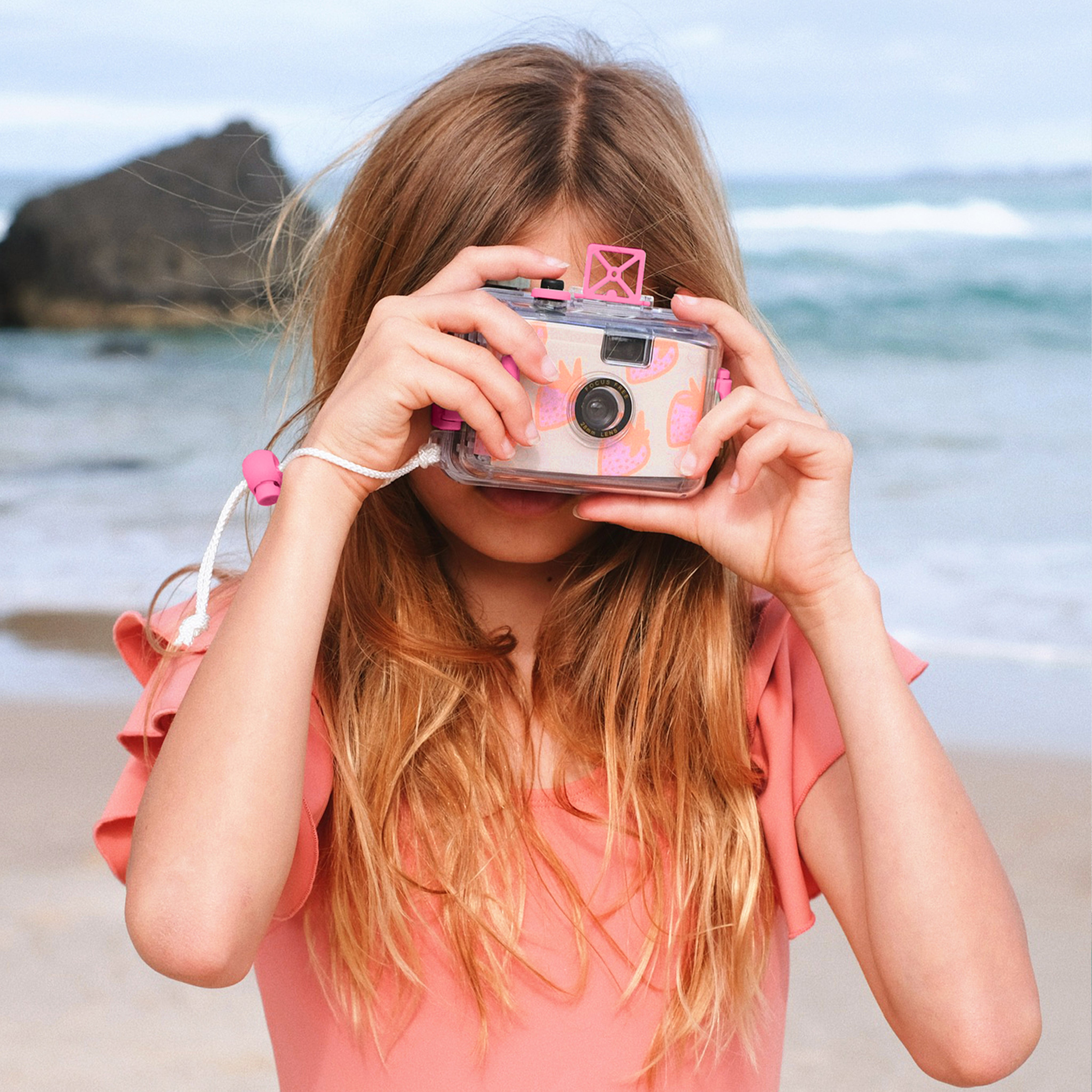 sunnylife-underwater-camera-sea-seeker-strawberry-sunl-s3icamsb