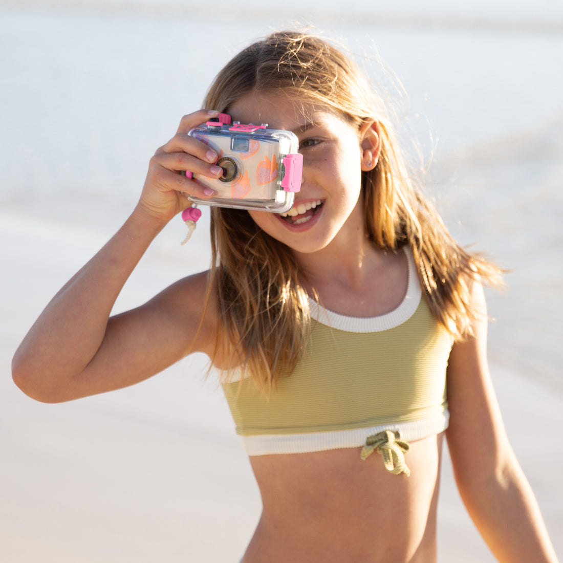 sunnylife-underwater-camera-sea-seeker-strawberry-sunl-s3icamsb
