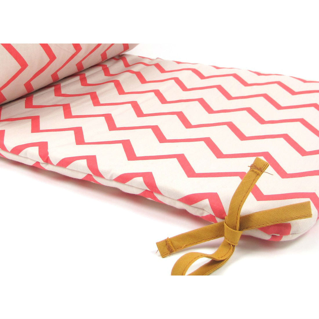 nobodinoz-cot-bumper-zigzag-pink-02