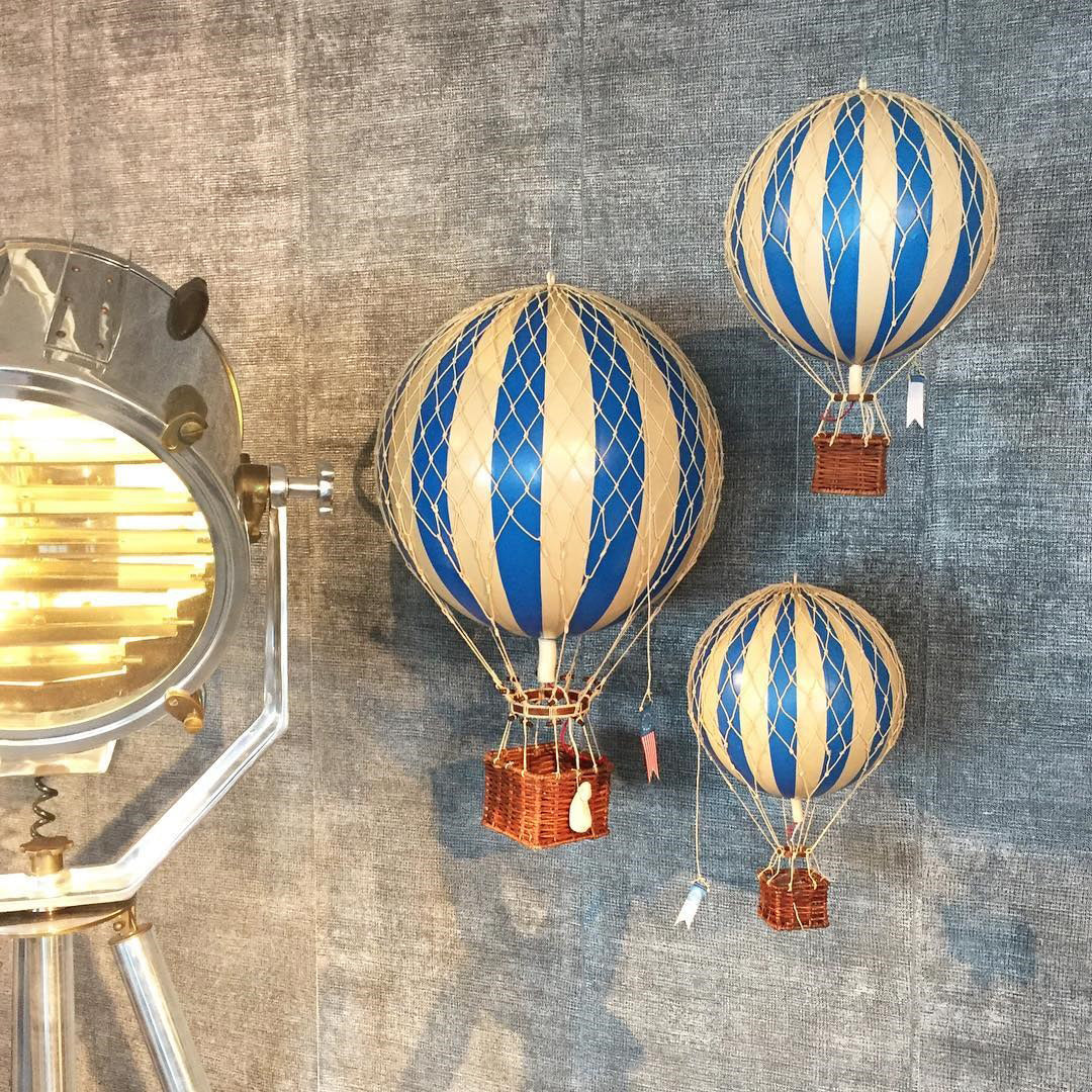 authentic-models-floating-the-skies-blue-stars-hot-air-balloon-hanging-decor-13cm-aumd-ap160bs- (9)