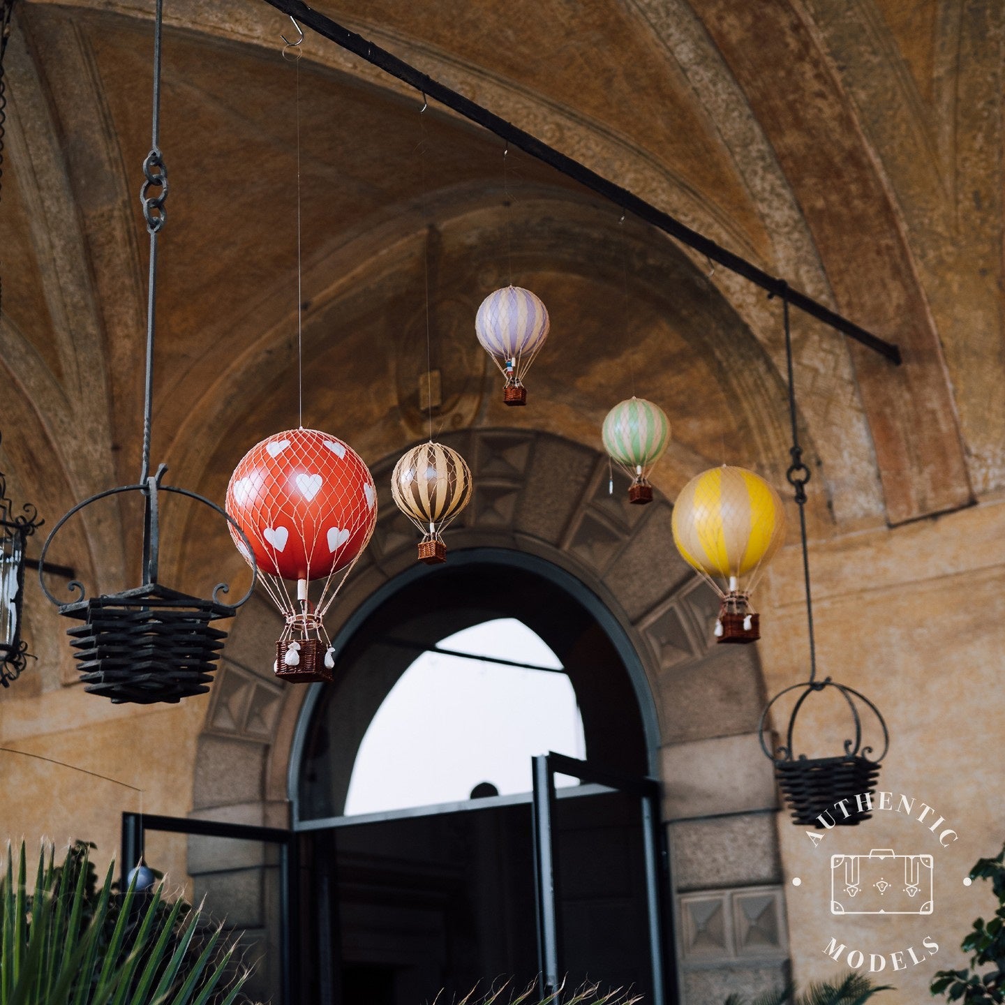 authentic-models-royal-aero-red-hearts-hot-air-balloon-hanging-decor-56cm-aumd-ap163rh- (10)