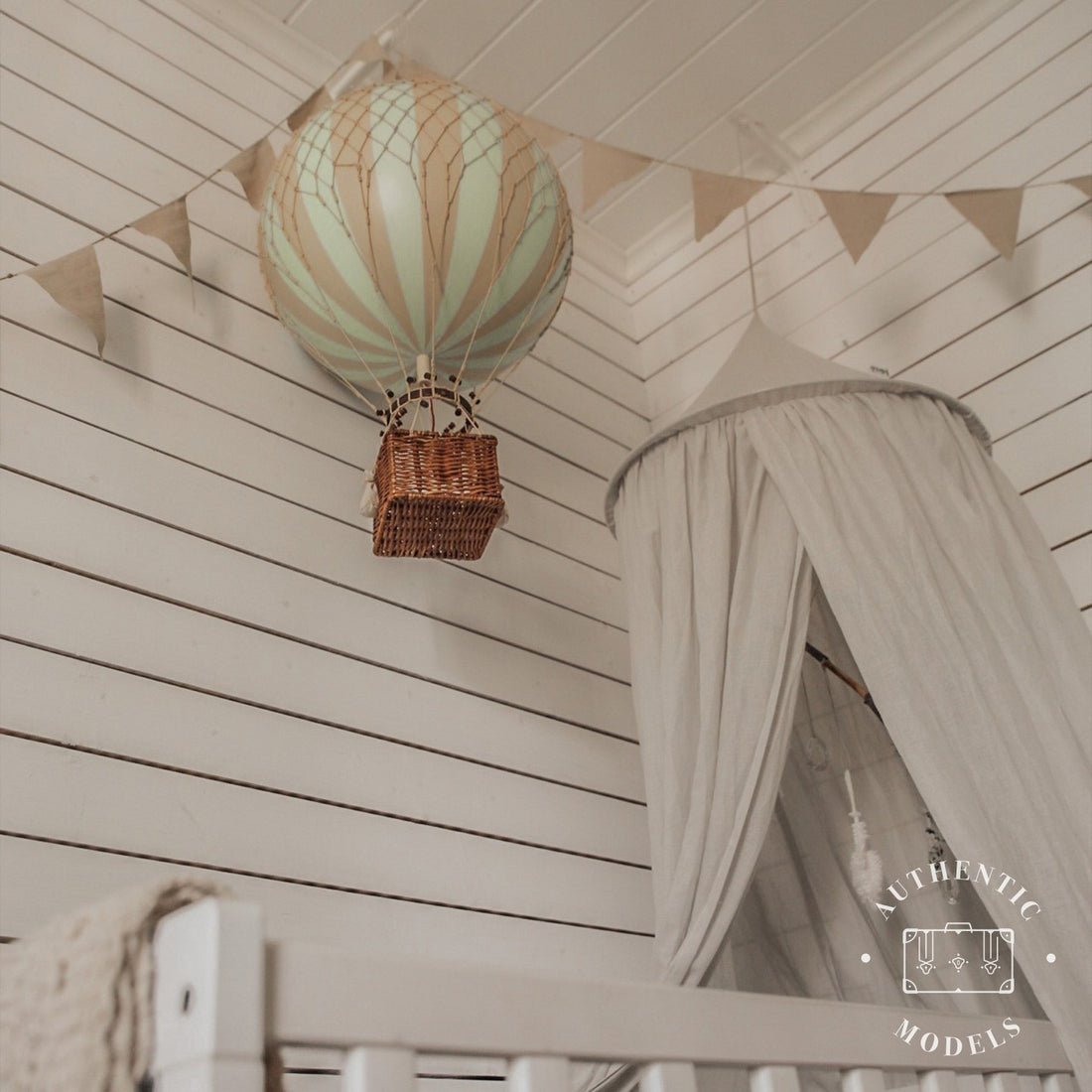 authentic-models-travels-light-rainbow-pastel-hot-air-balloon-hanging-decor-30cm-aumd-ap161f- (12)