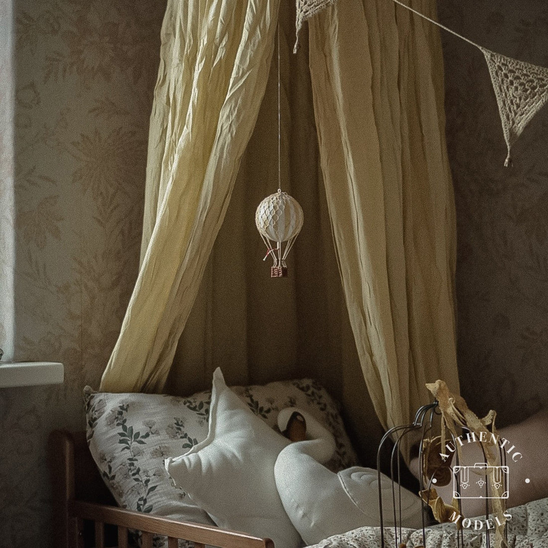 authentic-models-travels-light-rainbow-pastel-hot-air-balloon-hanging-decor-30cm-aumd-ap161f- (13)