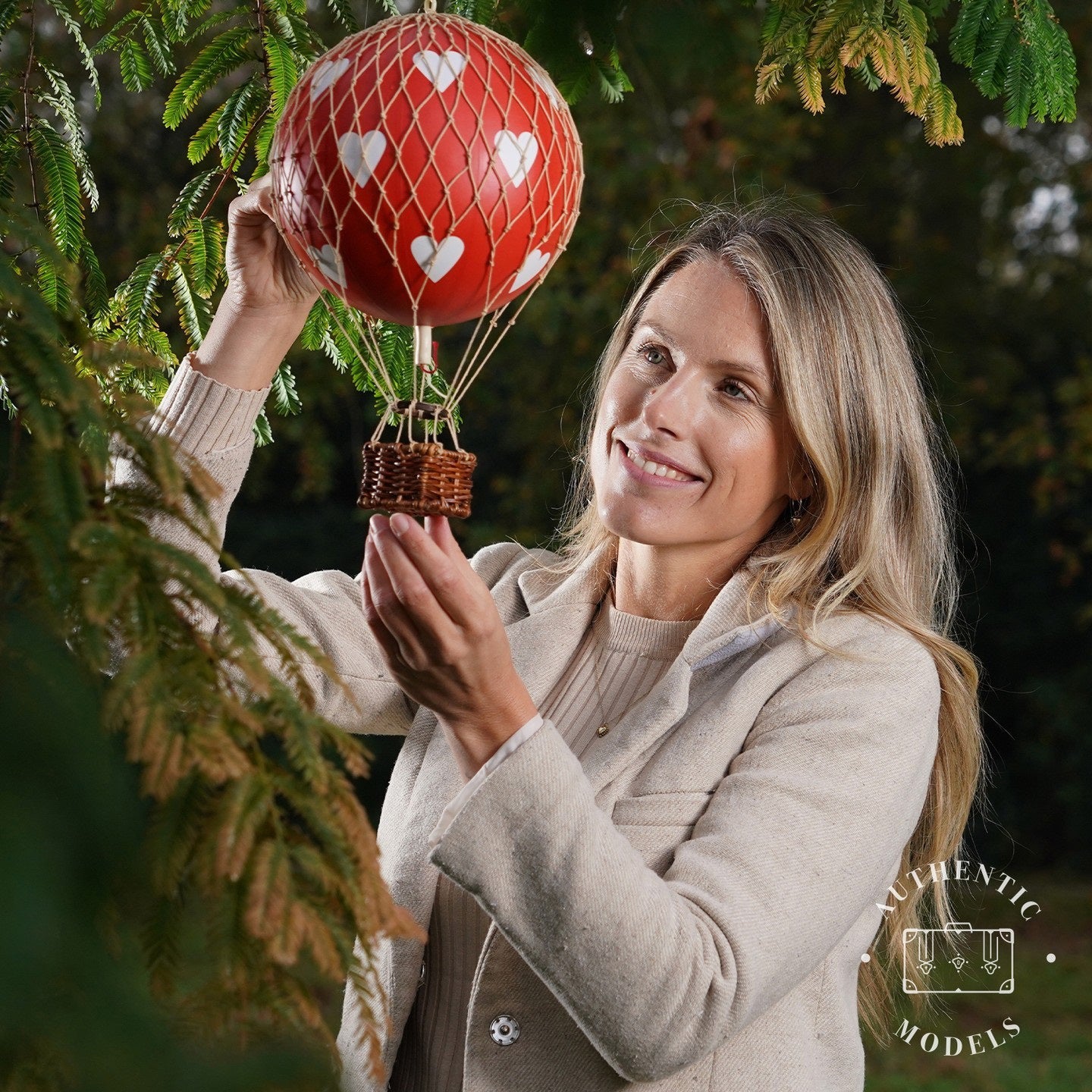 authentic-models-travels-light-red-hearts-hot-air-balloon-hanging-decor-30cm-aumd-ap161rh- (13)