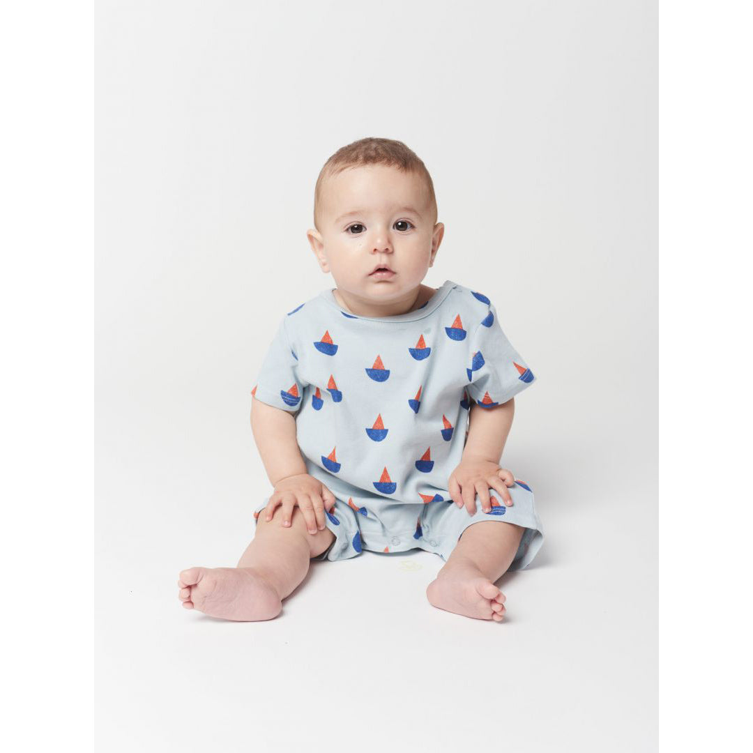 bobo-choses-sail-boat-all-over-playsuit-bobo-s23123ab049-6m-
