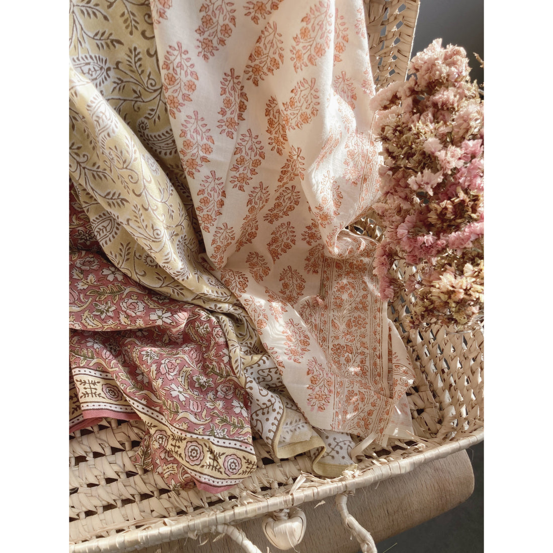 bonheur-du-jour-paris-girl-scarf-raspberry-unique-bdj-adult-absynthe-ra-unique- (15)