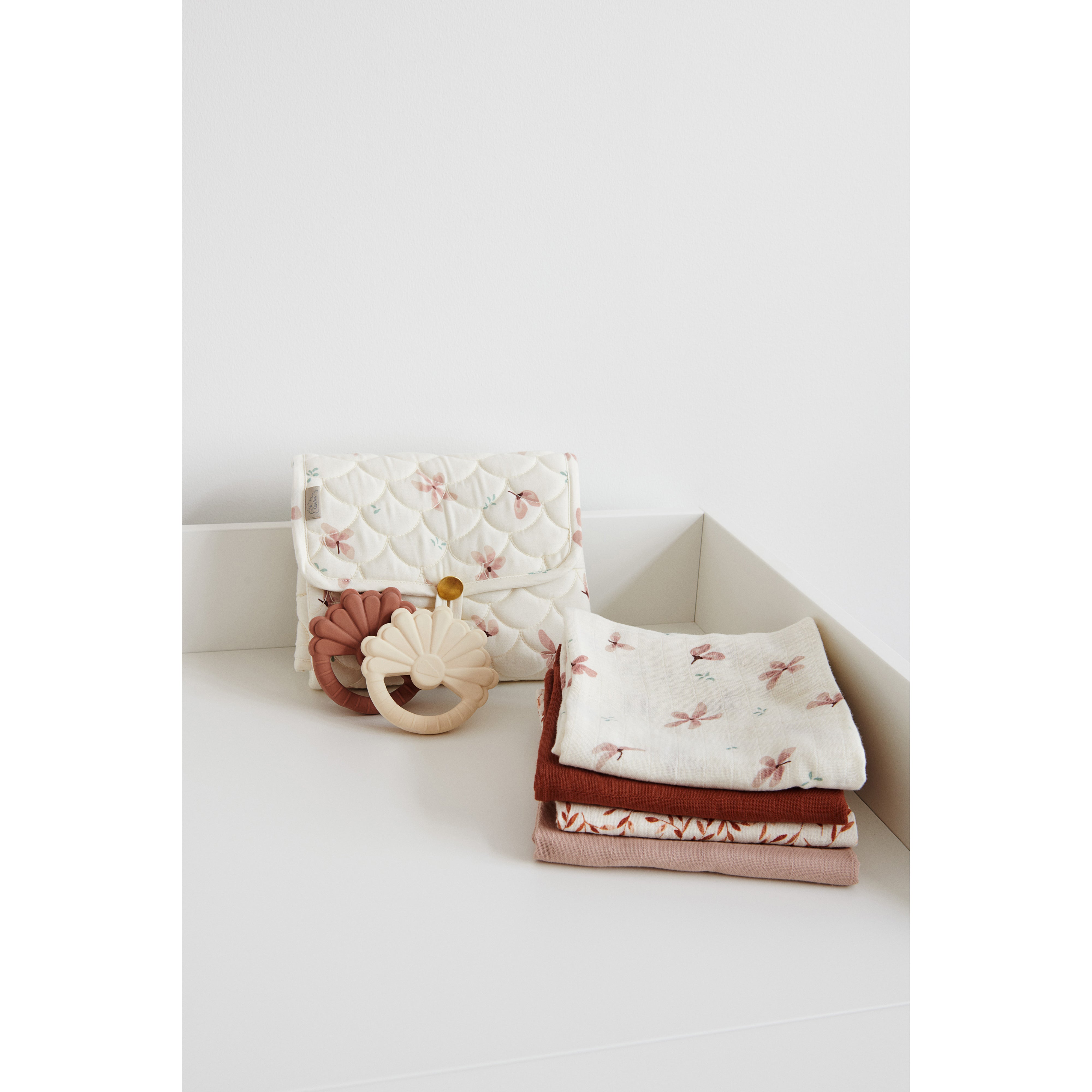 cam-cam-copenhagen-changing-mat-quilted-windflower-creme- (5)